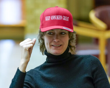 Anette Trettebergstuen fotografert i vandrehallen iført rød caps med teksten Keep Anniken Great. (Foto: Lise Åserud/NTB.)