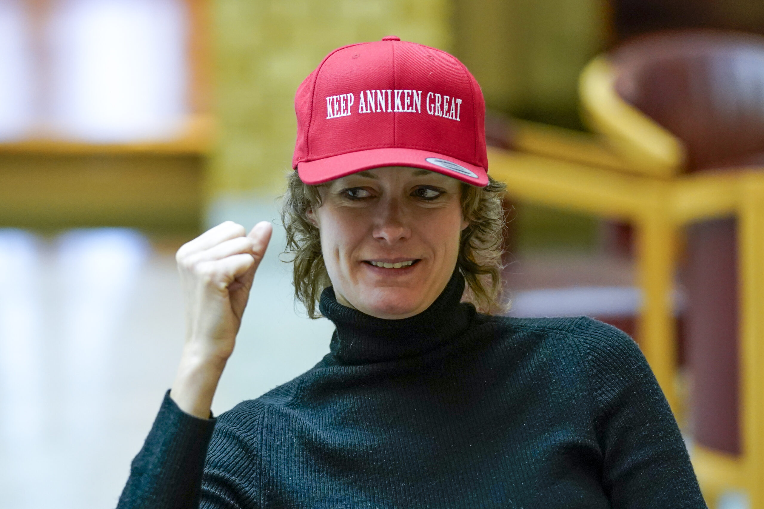 Anette Trettebergstuen fotografert i vandrehallen iført rød caps med teksten Keep Anniken Great. (Foto: Lise Åserud/NTB.)