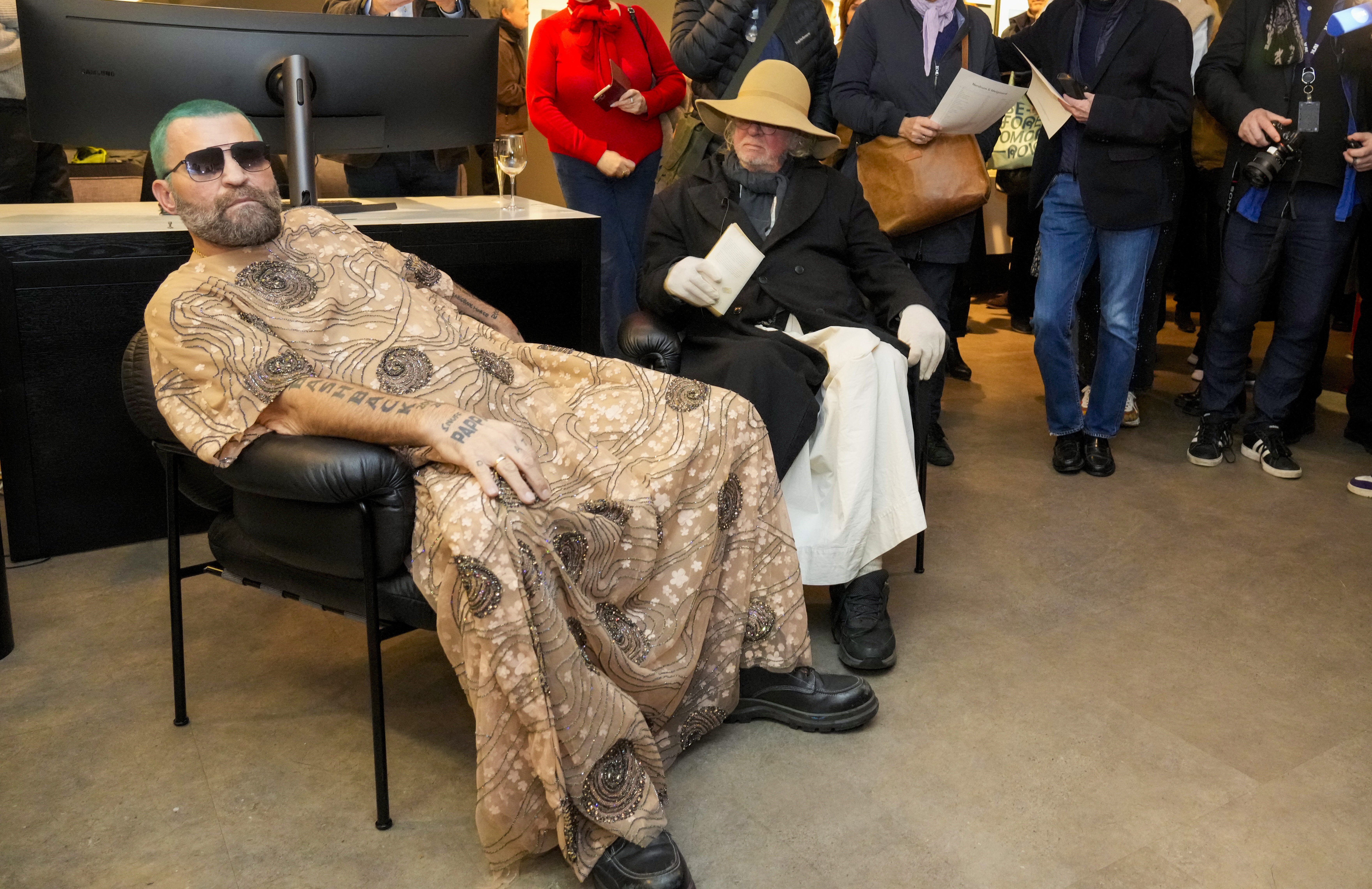 Bjarne Melgaard og Odd Nerdrum er to av Norges mest innflytelsesrike og kontroversielle kunstnere under åpningen av deres felles utstilling på Fineart Oslo. (Foto: Terje Bendiksby/NTB.)