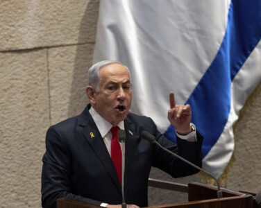 Den israelske regjeringen, ledet av statsminister Benjamin Netanyahu, oppfordrer til boikott av Israels eldste avis Haaretz. (Foto: Ohad Zwigenberg/AP/NTB.)