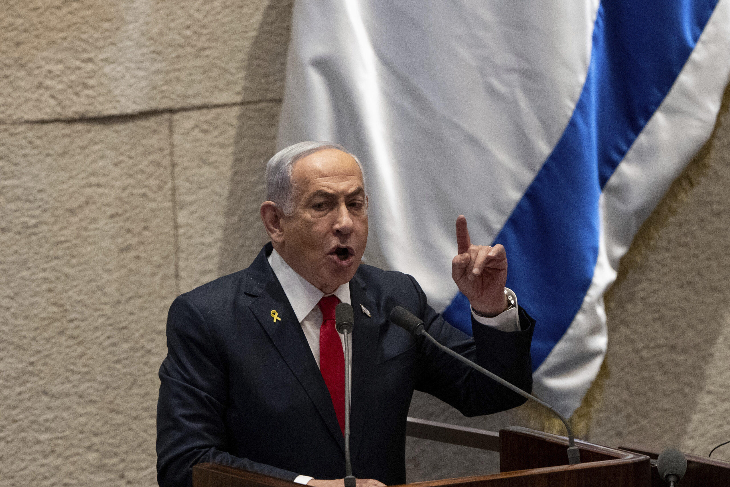 Den israelske regjeringen, ledet av statsminister Benjamin Netanyahu, oppfordrer til boikott av Israels eldste avis Haaretz. (Foto: Ohad Zwigenberg/AP/NTB.)