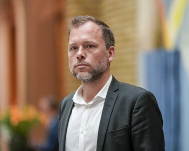 Audun Lysbakken i Vandrehallen på Stortinget etter Økokrim offentliggjorde sin beslutning om at det ikke åpnes etterforskning mot Høyre-leder Erna Solberg og hennes ektemann Sindre Finnes. (Foto: Heiko Junge/NTB.)