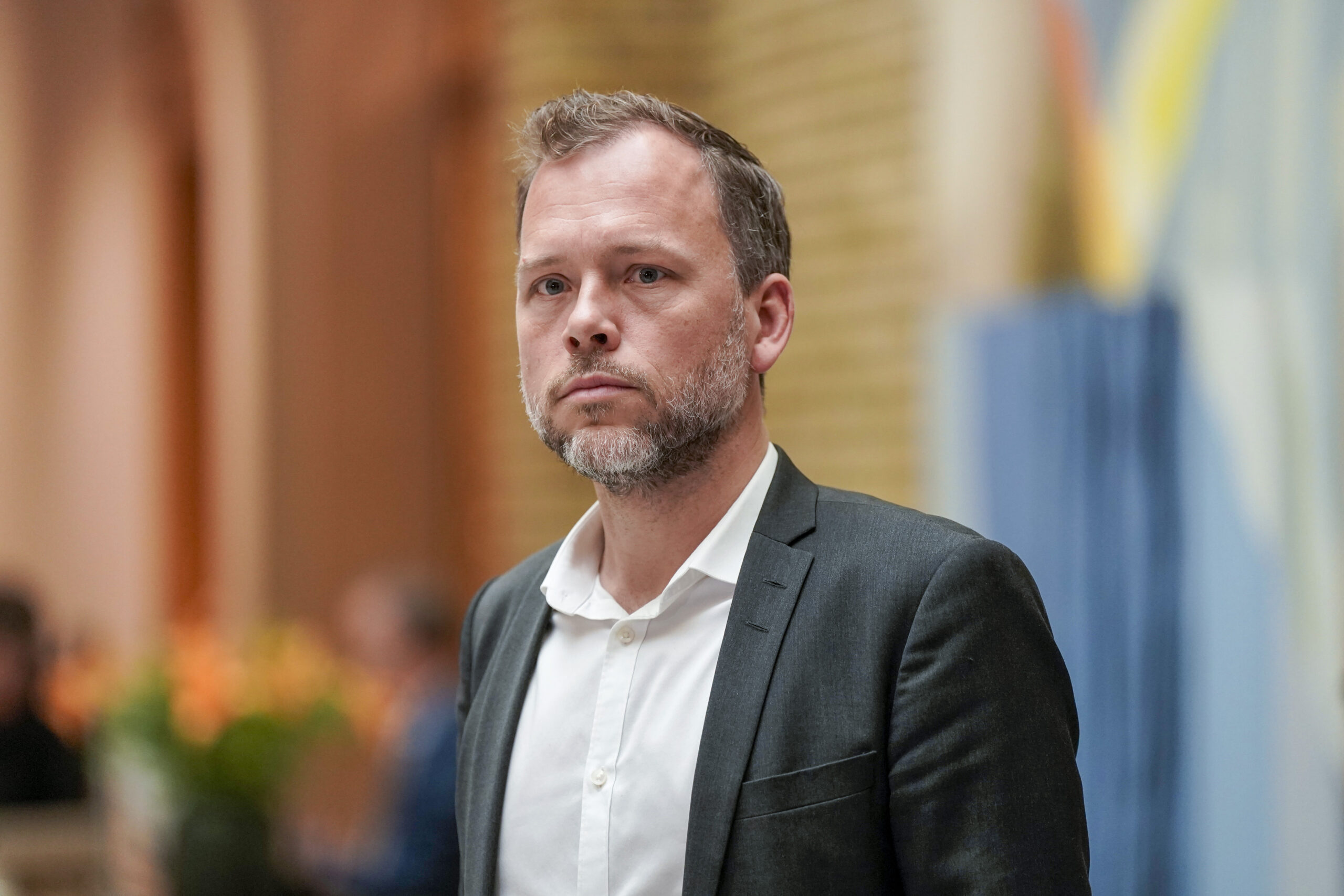 Audun Lysbakken i Vandrehallen på Stortinget etter Økokrim offentliggjorde sin beslutning om at det ikke åpnes etterforskning mot Høyre-leder Erna Solberg og hennes ektemann Sindre Finnes. (Foto: Heiko Junge/NTB.)