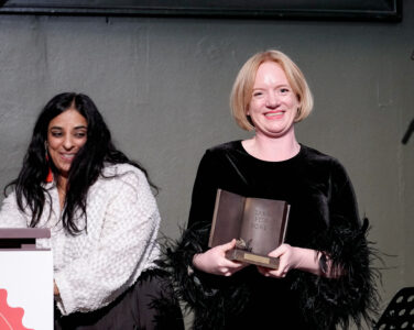 Kulturminister Lubna Jaffery deler ut Bokhandlerprisen 2024 til Erika Fatland for boken «Sjøfareren» under et arrangement på Litteraturhuset i Oslo. (Foto: Javad Parsa/NTB.)