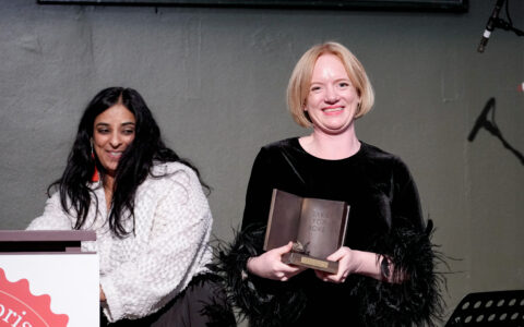 Kulturminister Lubna Jaffery deler ut Bokhandlerprisen 2024 til Erika Fatland for boken «Sjøfareren» under et arrangement på Litteraturhuset i Oslo. (Foto: Javad Parsa/NTB.)