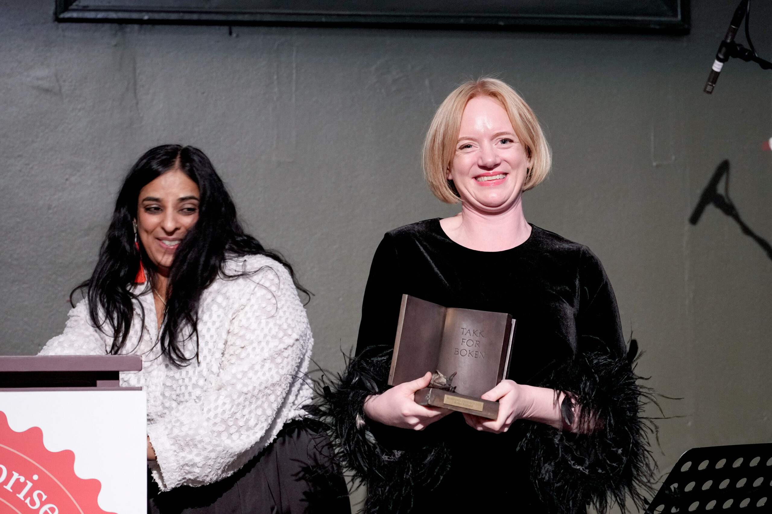 Kulturminister Lubna Jaffery deler ut Bokhandlerprisen 2024 til Erika Fatland for boken «Sjøfareren» under et arrangement på Litteraturhuset i Oslo. (Foto: Javad Parsa/NTB.)