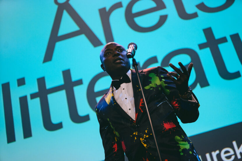 Durek Verrett delte ut prisen Årets litteratur. (Foto: Håkon Grønn Paulsen.)