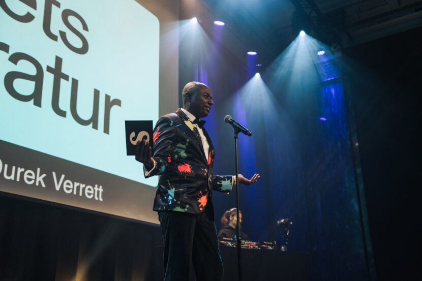 Durek Verrett tok pause som sjaman og delte ut prisen Årets litteratur. (Foto: Sindre Furulund.)