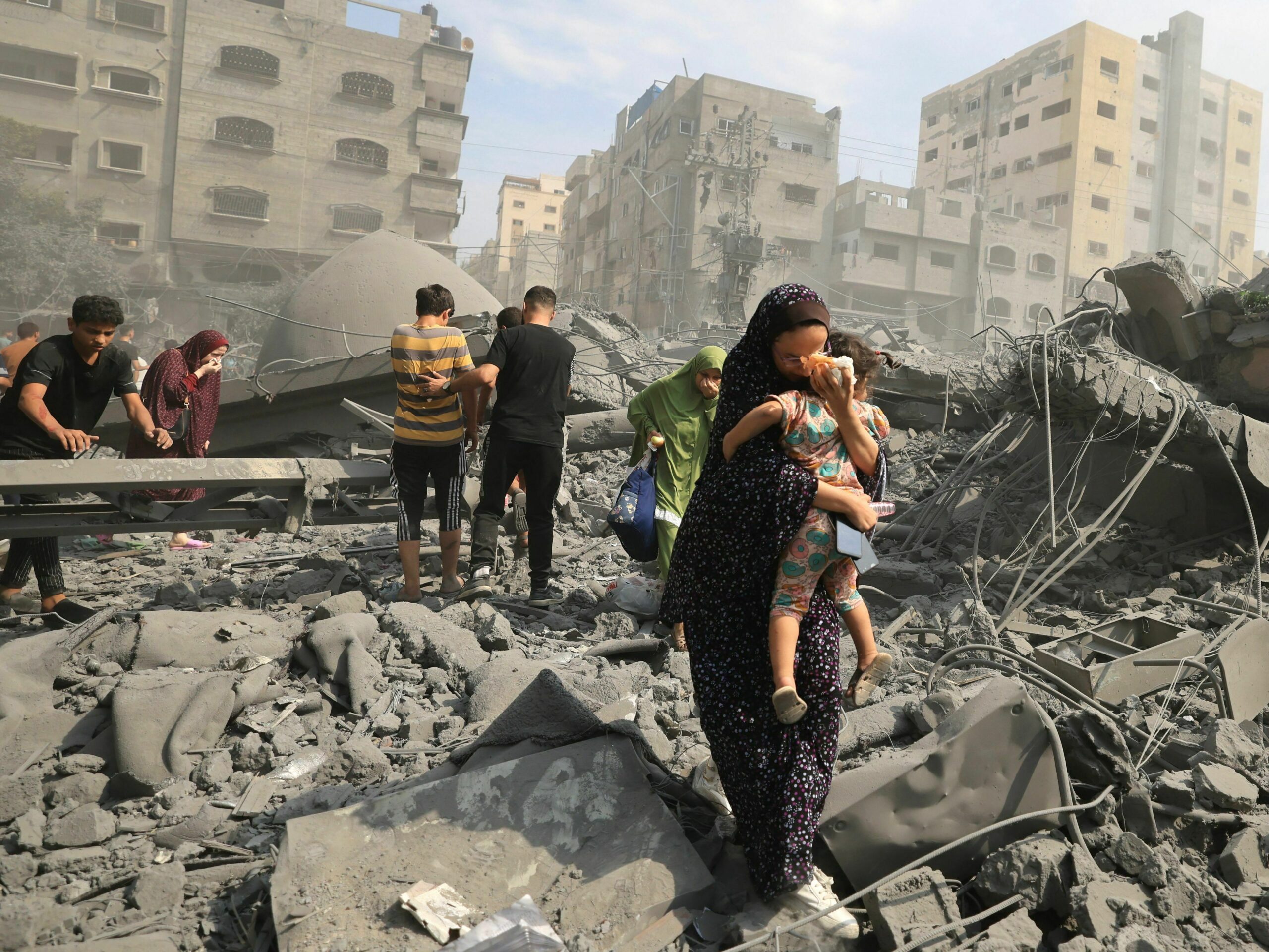 Etter avsløringer om investeringer i israelske selskaper som bistår med krigføringen på Gaza, krever mange endringer hos Etikkrådet. Men en politisering av fondet vil være å åpne Pandoras eske, skriver Arne Eidshagen. (Foto: Mahmud Hams/AFP/Getty.)
