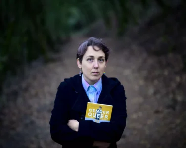 Maia Kobabe with «Gender Queer: A Memoir» at North Sonoma Regional Park in Santa Rosa. (Foto: Josh Edelson, The Times.)