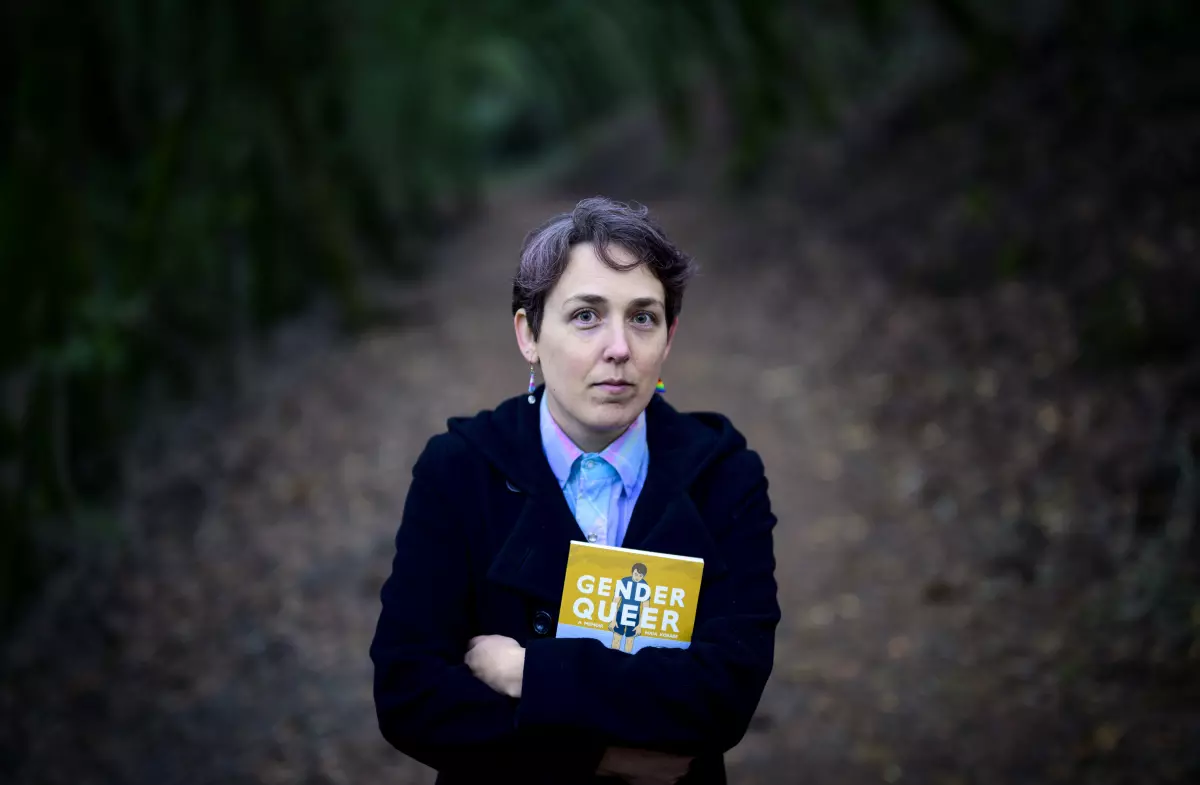 Maia Kobabe with «Gender Queer: A Memoir» at North Sonoma Regional Park in Santa Rosa. (Foto: Josh Edelson, The Times.)