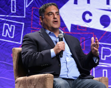 Cenk Uygur er selv godt på venstresiden, men mener at når du er enig med Maga-bevegelsen om fem prosent, sier de «velkommen» mens demokrater sier «gå vekk» bare du er uenig med dem om fem prosent, skriver Gøran Hoff Mikkelsen. (Foto: Getty.)