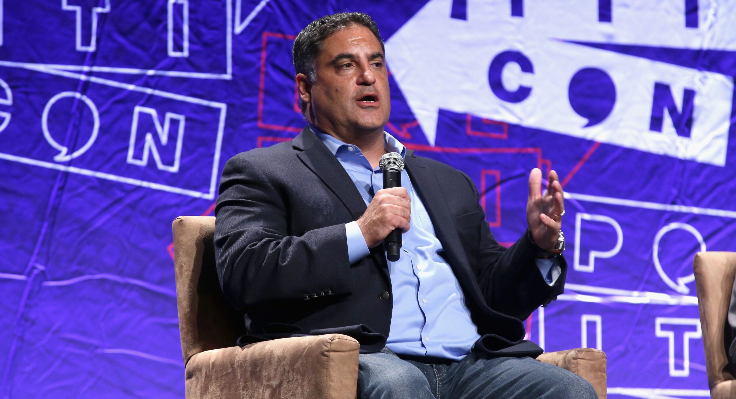 Cenk Uygur er selv godt på venstresiden, men mener at når du er enig med Maga-bevegelsen om fem prosent, sier de «velkommen» mens demokrater sier «gå vekk» bare du er uenig med dem om fem prosent, skriver Gøran Hoff Mikkelsen. (Foto: Getty.)