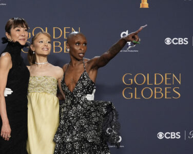 Michelle Yeoh, Ariana Grande og Cynthia Erivo poserer i presserommet under den 82. Golden Globes søndag 5. januar 2025 på Beverly Hilton i Beverly Hills, California. (Foto: AP Photo/Chris Pizzello.)