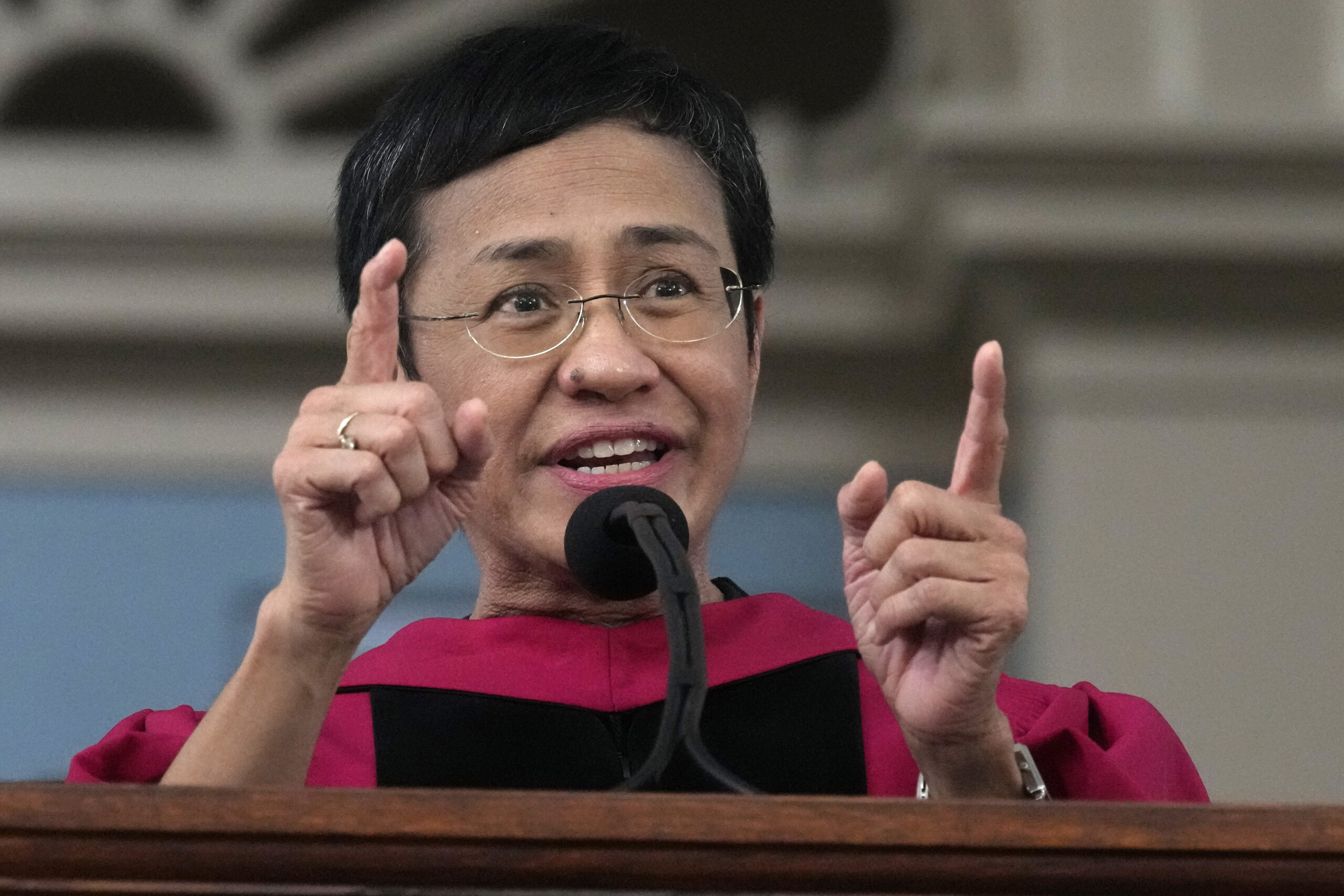 Maria Ressa, den filippinske gravejournalisten som ble tildelt Nobels fredspris i 2021, taler ved Harvard University i USA i mai i fjor. (Foto: Charles Krupa/AP/NTB.)