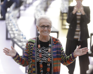 Rosita Missoni, designer og grunnlegger av det Milano-baserte motehuset Missoni, er død. 93 år gammel. Bildet er fra en motevisning i 2017. (Foto: Luca Bruno /AP/NTB.)