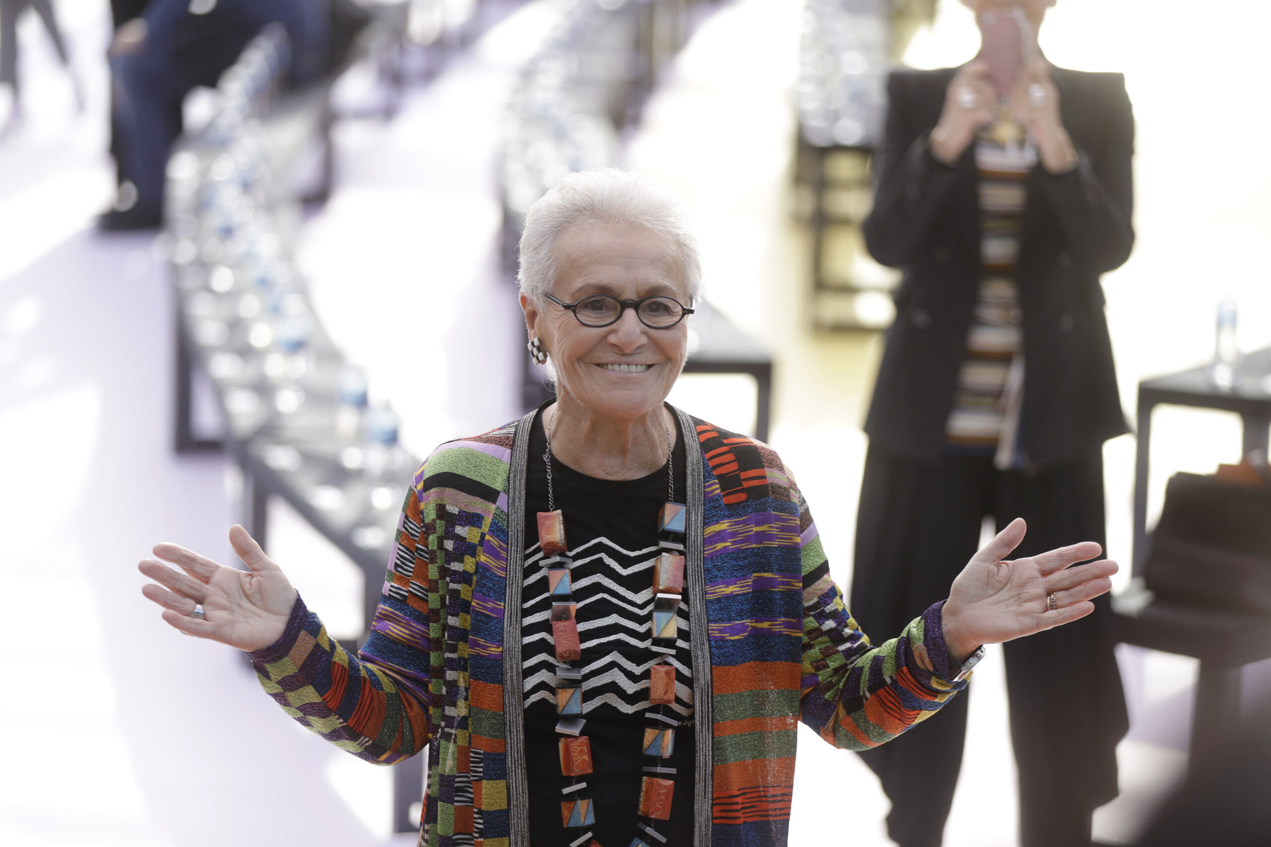 Rosita Missoni, designer og grunnlegger av det Milano-baserte motehuset Missoni, er død. 93 år gammel. Bildet er fra en motevisning i 2017. (Foto: Luca Bruno /AP/NTB.)