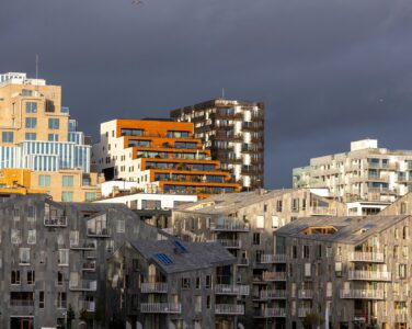 En fjerning av dokumentavgiften vil føre til at man trenger mindre egenkapital for å kjøpe bolig, at leieprisene senkes og at det blir enklere å flytte for unge boligeiere, skriver Aslak Versto Storsletten. (Foto: Frederik Ringnes/NTB.)
