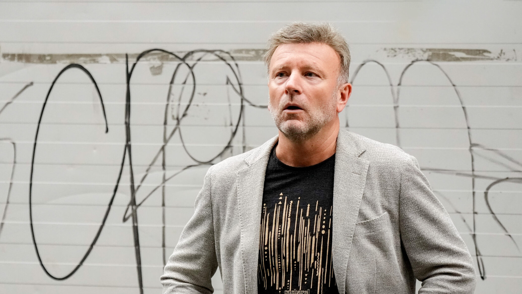 Redaktør Vebjørn Selbekk utenfor partikontoret før KrFs sentralstyre samles til krisemøte i Oslo torsdag. Foto: Heiko Junge / NTB