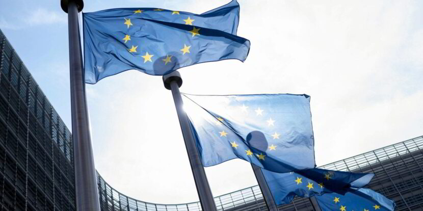 EU-flagg foran en bygning.