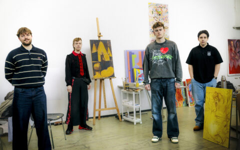 Tidligere student Markus Myhre Mitsem, og nåværende studenter Andris Ødegård, Jørgen Bryn og Noah Geraldi forteller om hvordan det er å studere på Einar Granum Kunstfagskole. (Foto: Celine Bergundhaugen.)