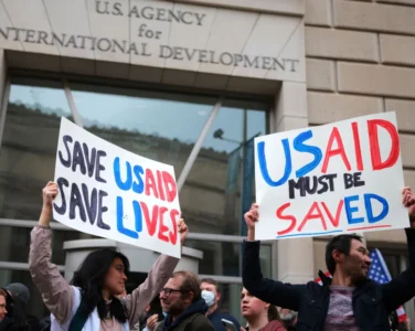 Demonstranter prøver å stoppe Trumps USAID-angrep. Men United States Agency for International Development er langt fra bare en organisasjon for bistand, skriver Thor Langfeldt. (Foto: Getty.)