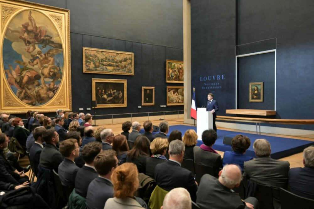 Macron skal pusse opp Louvre for nesten 9,4 milliarder kroner. Franskmennene har skjønt det – de tør å fortsette å bruke penger på kunst og kultur, fordi det er en lønnsom investering og gir titalls millioner turister, skriver Tone Hansen. (Foto: AFP.)