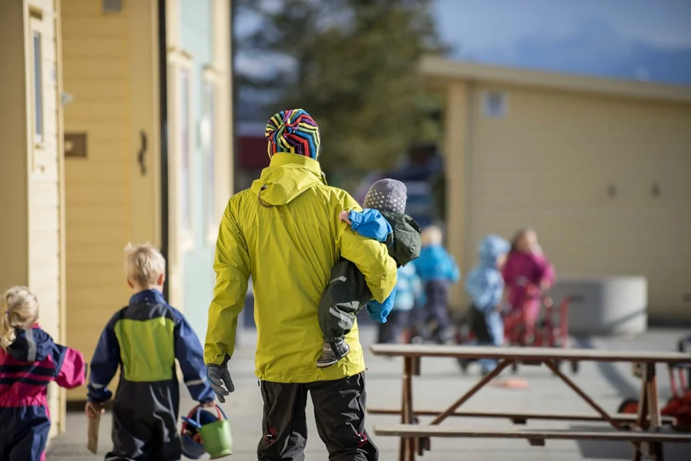 Det er paradoksalt at de samme foreldrene som klager på for få ansatte i barnehagen, samtidig er med på å gjøre bemanningskrisen verre, skriver Oda Røhme Sivertsen og Maria Strand Munkhaug. (Foto: PBL.)