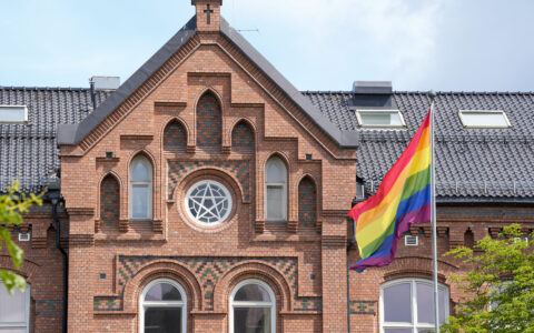 Oslo 20240614. Pride flagg på Vålerenga skole. (Foto: Terje Pedersen/NTB.) Prideflagg i skolen