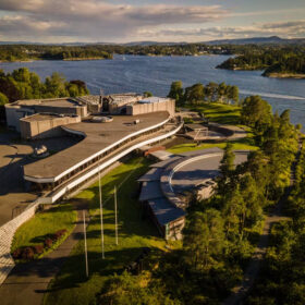 Henie Onstad Kunstsenter ligger vakkert til ved Oslofjorden. (Foto: André Løyning / Henie Onstad Kunstsenter)