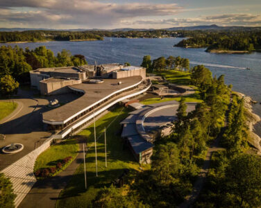 Henie Onstad Kunstsenter ligger vakkert til ved Oslofjorden. (Foto: André Løyning / Henie Onstad Kunstsenter)