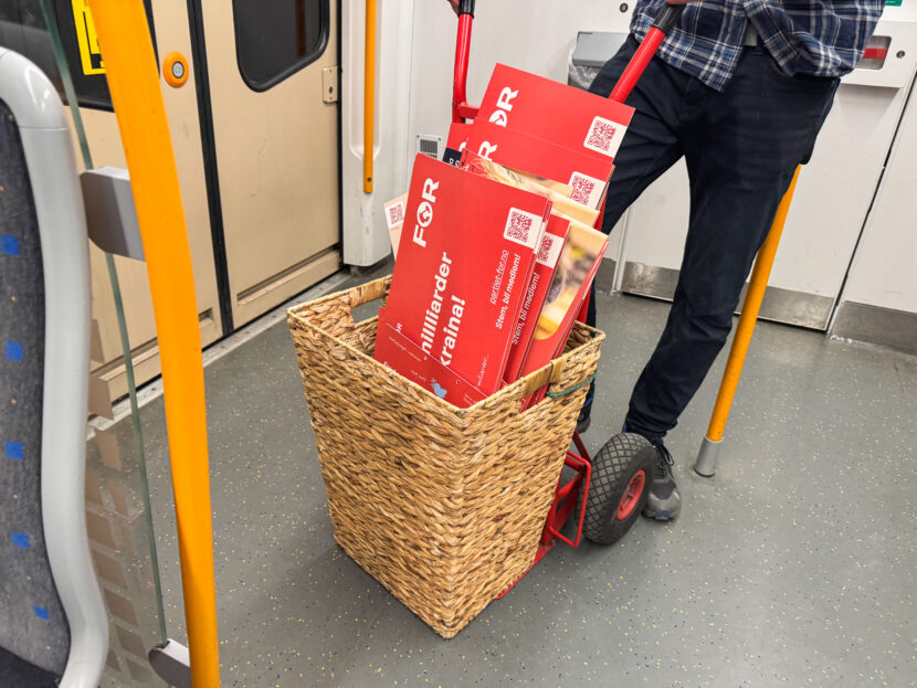 Reklameplakater fra partiet Fred og rettferdighet (For) på T-banen i Oslo ble mandag kveld fjernet av aktivister. (Foto: Beate Oma Dahle/NTB.)