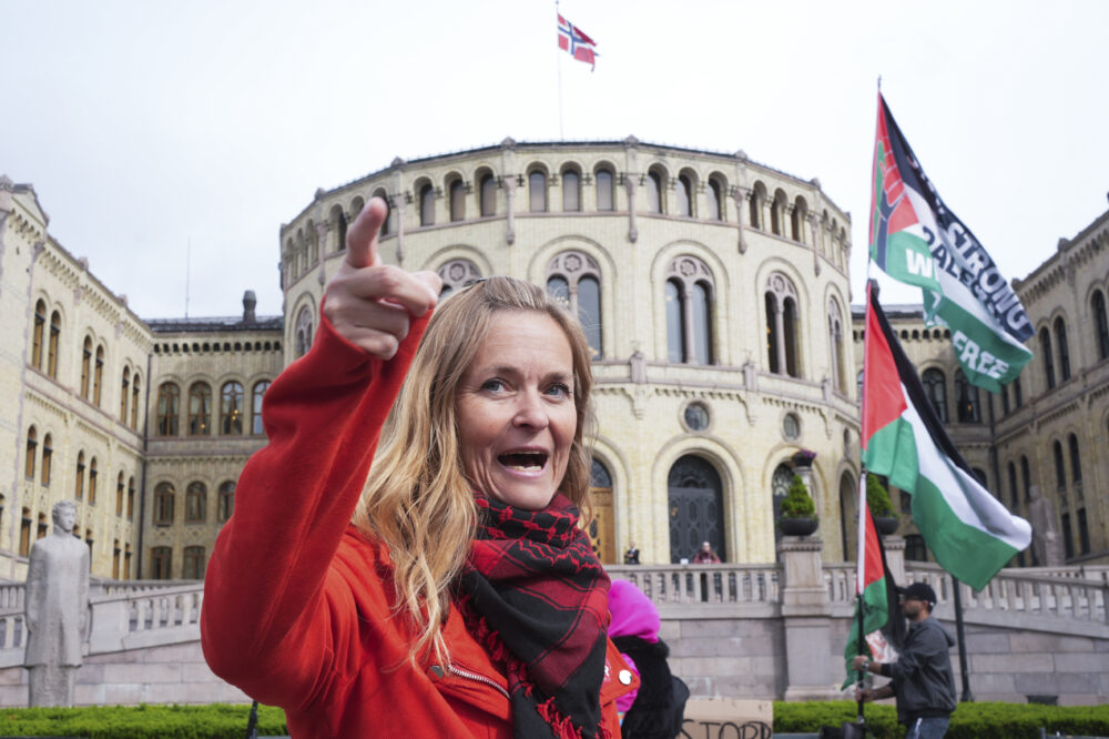 Oslo 20250522. Partileder for Partiet Fred og rettferdighet Marielle Leraand under en motdemonstrasjon foran Stortinget. (Foto: Terje Pedersen/NTB.)