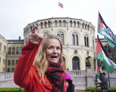 Oslo 20250522. Partileder for Partiet Fred og rettferdighet Marielle Leraand under en motdemonstrasjon foran Stortinget. (Foto: Terje Pedersen/NTB.)