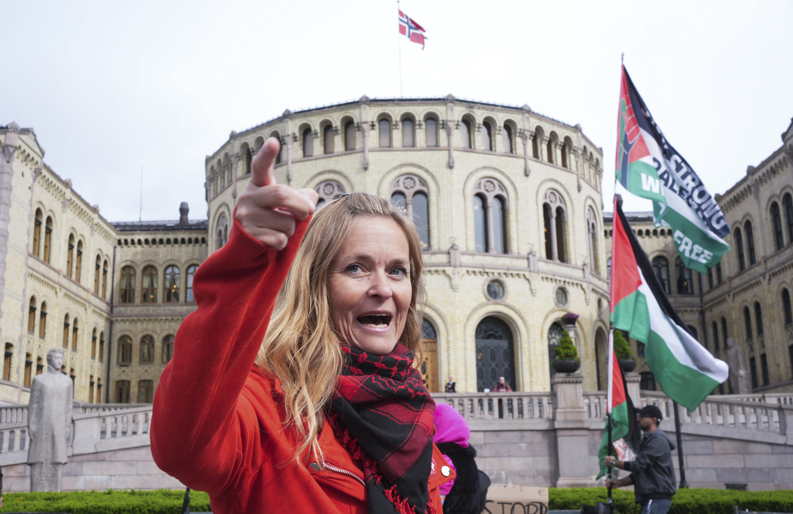 Oslo 20250522. Partileder for Partiet Fred og rettferdighet Marielle Leraand under en motdemonstrasjon foran Stortinget. (Foto: Terje Pedersen/NTB.)