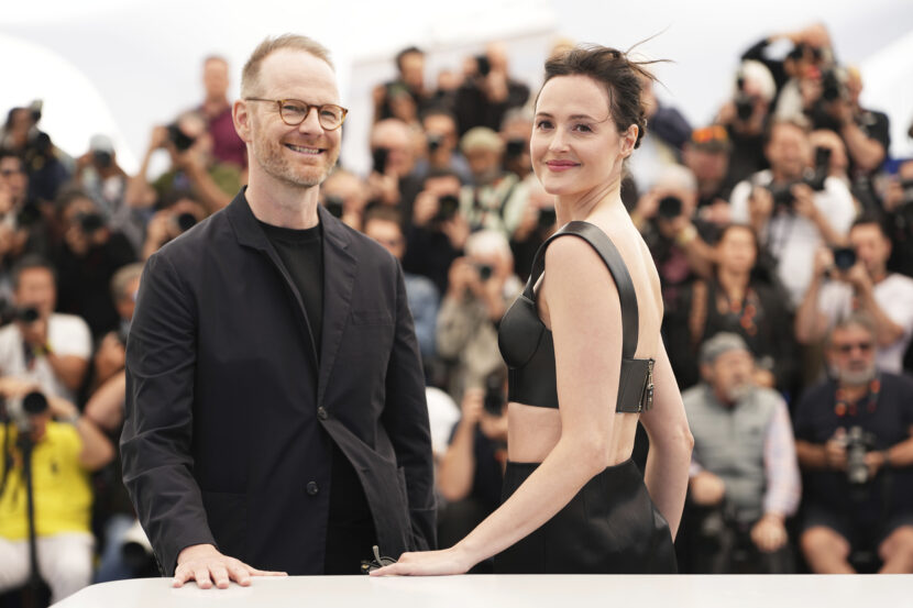 Regissør Joachim Trier og skuespiller Renate Reinsve møtte pressen etter verdenspremieren under filmfestivalen i Cannes onsdag. (Foto: Scott A Garfitt/Invision/AP/NTB.)