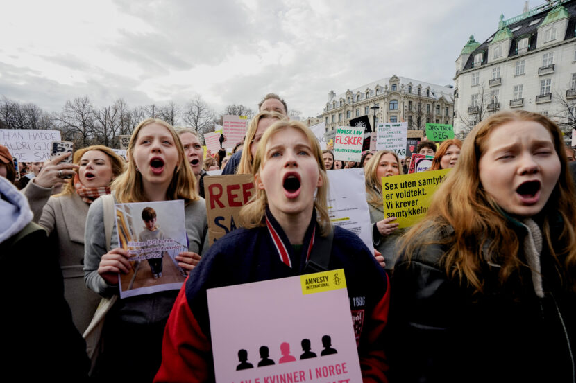 Oslo 20240418. Foreningen Sex og Politikk sammen med ungdomsorganisasjonen SNU og Elevorganisasjonen demonstrerer foran Stortinget for en samtykkelov og et løft i seksualitetsundervisningen i skolene. (Foto: Lise Åserud/NTB.)