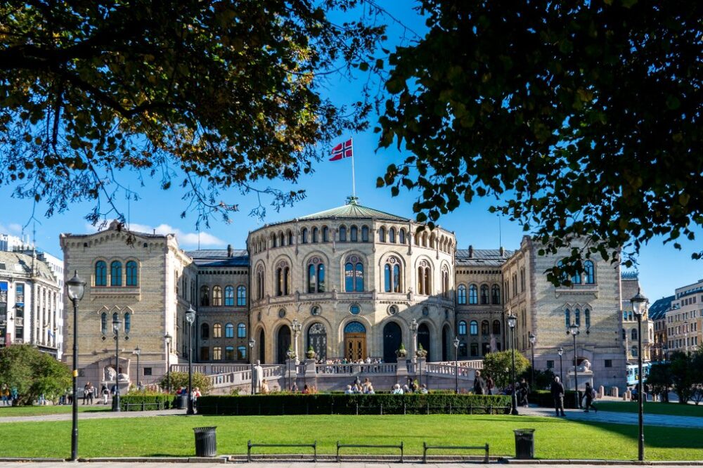 Å stemme er en demokratisk plikt. Å la være å stemme er å overlate demokratiet til andre, som ikke fokuserer like sterkt på saker som er viktige for akkurat deg eller din generasjon, skriver Awaatef Hassan. (Foto: Gorm Kallestad/NTB.)