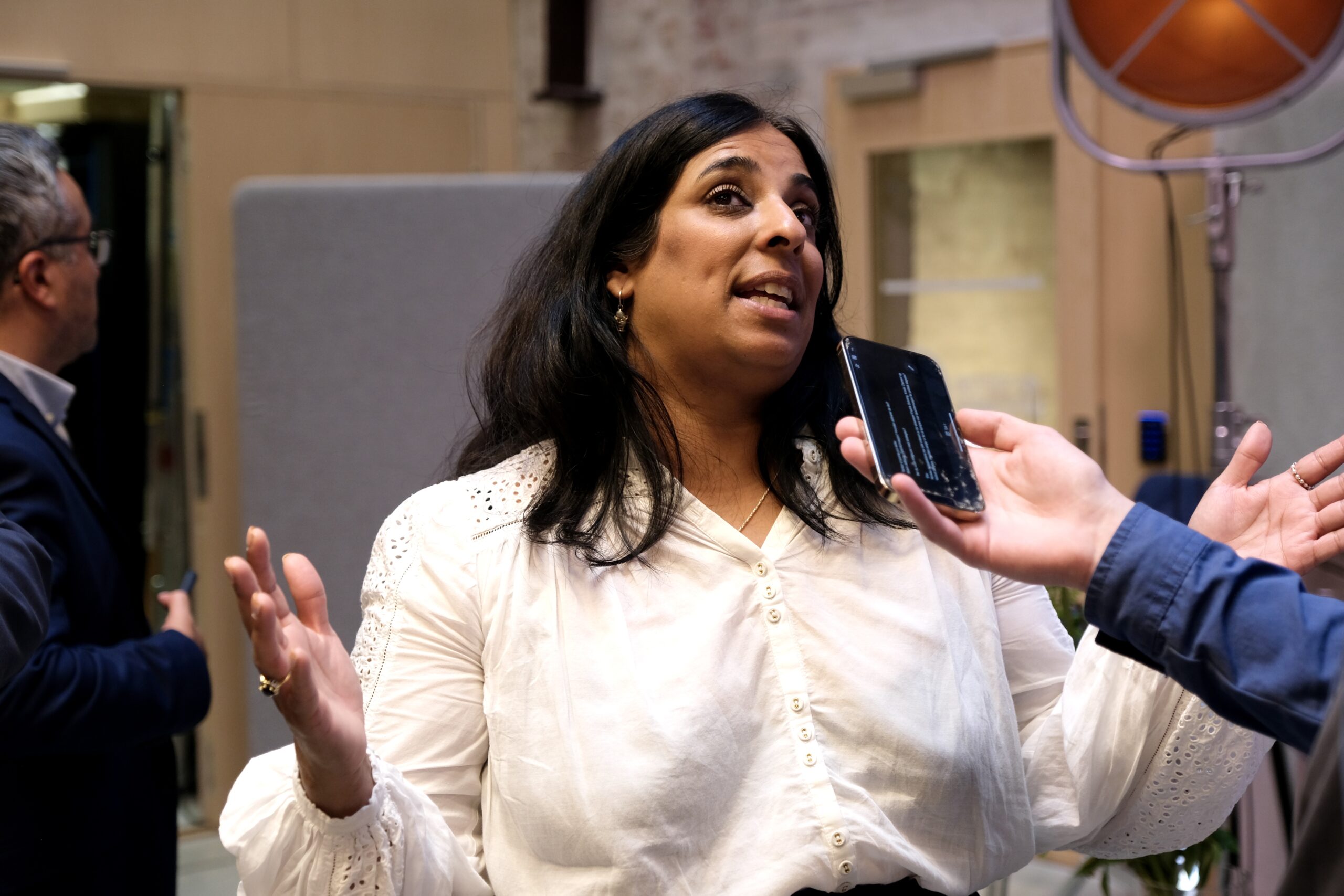 Regjeringen og medieminister Lubna Jaffery (AP) legger frem regjeringens strategi mot desinformasjon. (Foto: Geir Bergersen Huse.)