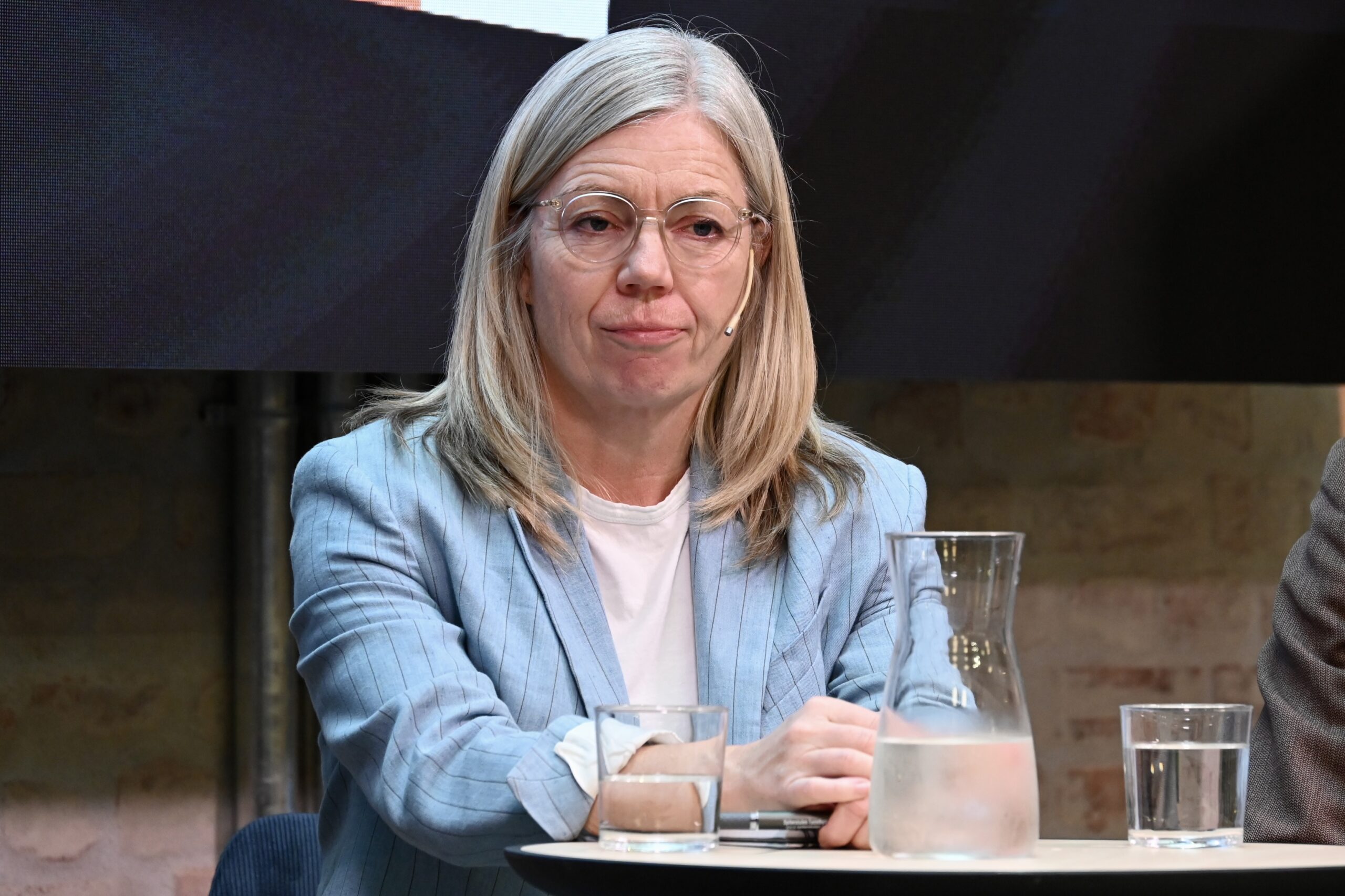 Regjeringen og medieminister Lubna Jaffery legger frem regjeringens strategi mot desinformasjon. (Foto: Geir Bergersen Huse.) Forfatter Bår Stenvik Professor Bente Kalsnes Redaktør i Aftenposten, Trine Eilertsen Kultur- og likestillingsminister, Lubna Jaffery Ordstyrer: Knut Kristian Hauger, redaktør i Kampanje