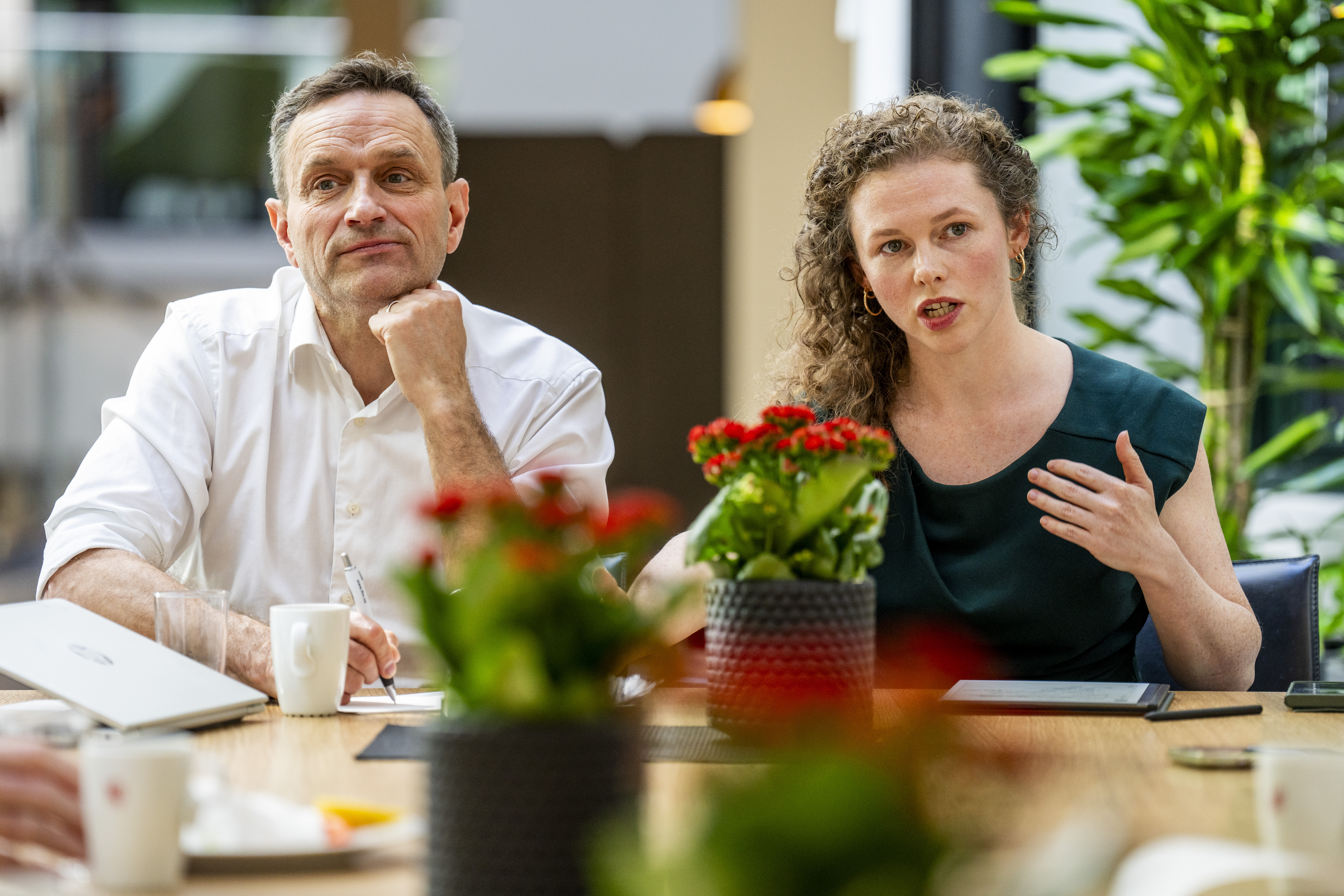 Oslo 20250506. MDGs partileder, Arild Hermstad og nestleder, Ingrid Liland møter pressen på Stortinget før landsmøte 2025. (Foto: Fredrik Varfjell/NTB.) MDG apartheid