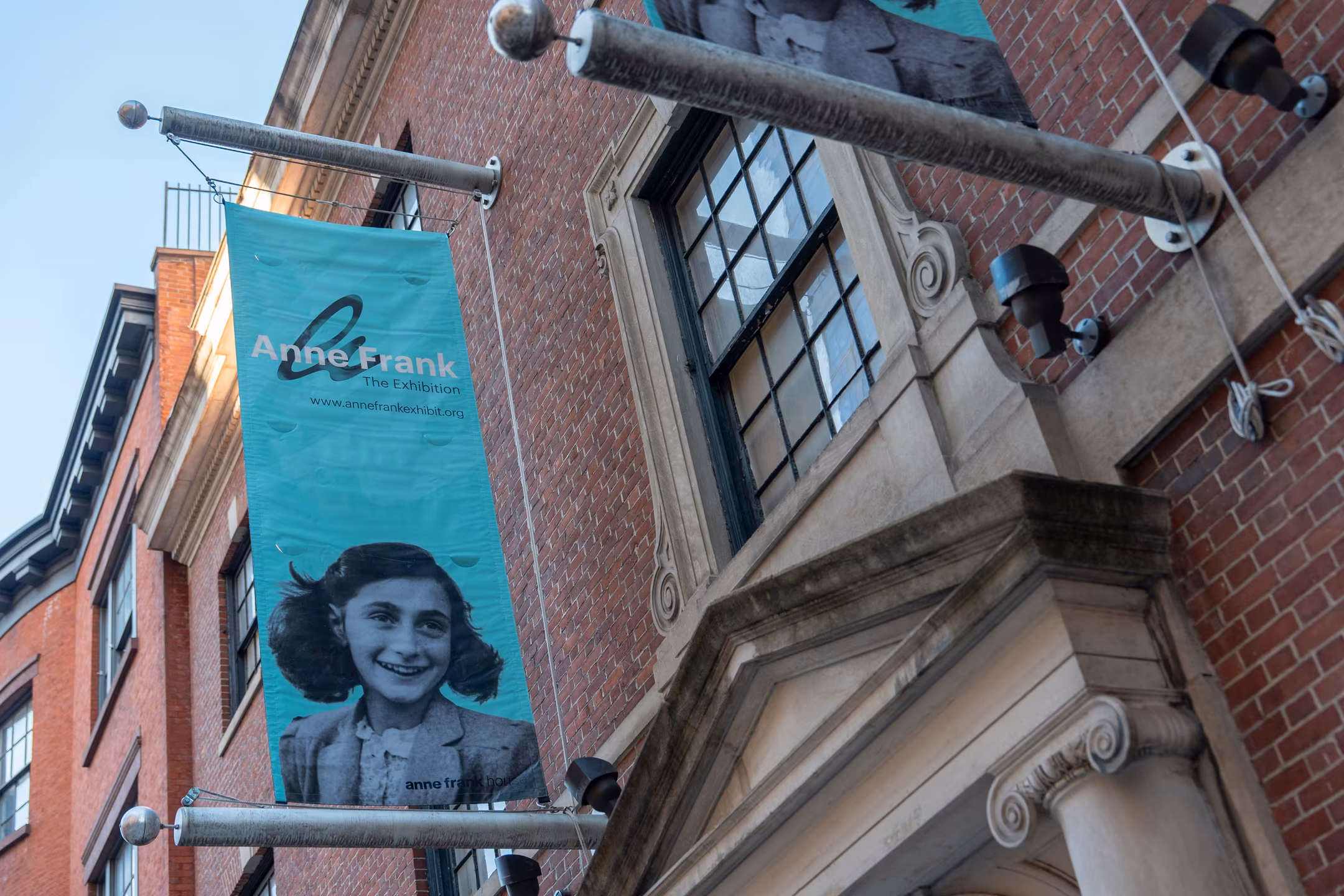 Er den verdensberømte dagboken til den jødiske jenta Anne Frank forbudt på skolene i Florida? En NTB-sak ga det inntrykket, men så enkelt er det ikke, skriver Mikkel Ihle Tande. (Foto: Julia Demaree Nikhinson/AP/NTB.)