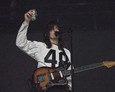 Gitarhelt: Med lekne overganger og eksperimentelle tolkninger av egne låter drar Mk.gee publikum dypt inn i sin oppslukende verden, skriver Subjekts anmelder. (Foto: Pål Bellis/Øya.)