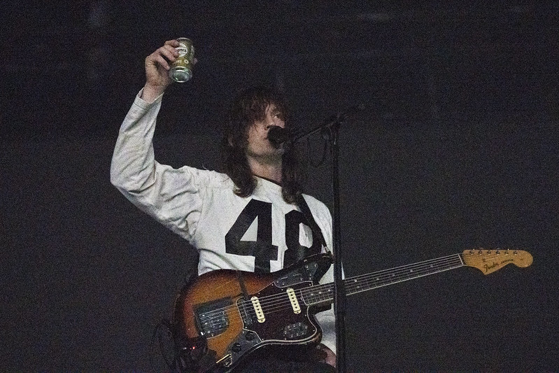 Gitarhelt: Med lekne overganger og eksperimentelle tolkninger av egne låter drar Mk.gee publikum dypt inn i sin oppslukende verden, skriver Subjekts anmelder. (Foto: Pål Bellis/Øya.)