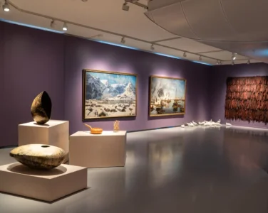 Skulpturer av Rose-Marie Huuva, «Gienna og Naa» (2000), Tanya Busse, «The Poet´s antidote» ( Giftig plante i plexiglass, bearbeidet) og Christian Due (1805-1983) «Thilthornet, Nordlandskysten». (Foto: Presse.)