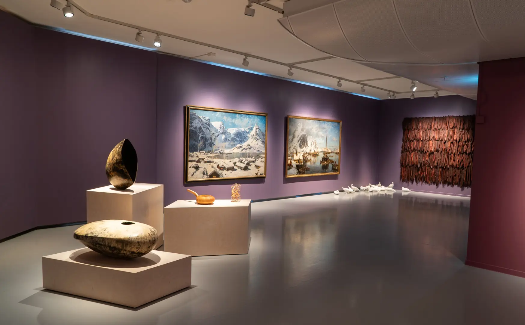 Skulpturer av Rose-Marie Huuva, «Gienna og Naa» (2000), Tanya Busse, «The Poet´s antidote» ( Giftig plante i plexiglass, bearbeidet) og Christian Due (1805-1983) «Thilthornet, Nordlandskysten». (Foto: Presse.)