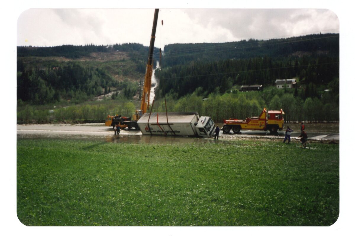 Ekstremvær lar seg ikke stoppe av en lastebil. (Foto: Presse).