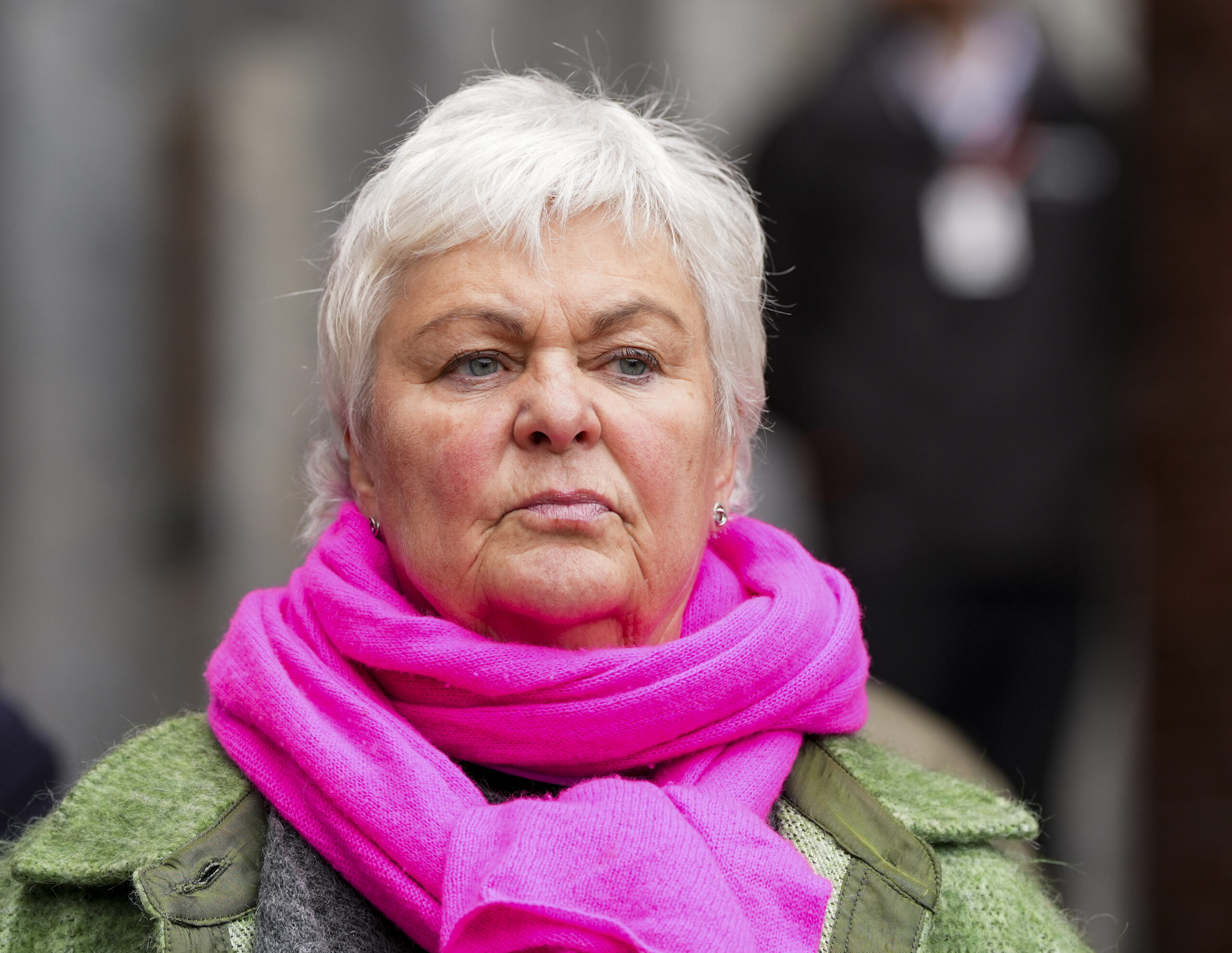 Oslo 20241023. Ellen Horn og Norsk Skuespillerforbund har markering ved Oslo Rådhus. Per Emil Grimstad, forbundsleder i Norsk Skuespillerforbund møter pressen sammen med Ine Jansen, Ane Dahl Torp, Johannes Joner, Agnes Kittelsen, Bjarte Hjelmeland og rundt 200 skuespillere fra alle Oslos scener. (Foto: Lise Åserud/NTB.)