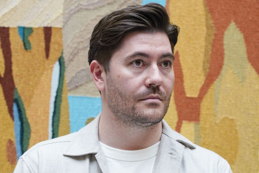 Oslo 20240419. Grunde Kreken Almeland (V) under en redegjørelse for enighet om kvotemelding mellom Arbeiderpartiet, Senterpartiet, Høyre, FrP, Venstre og KrF på et pressetreff i Vandrehallen på Stortinget fredag. (Foto: Heiko Junge/NTB.)