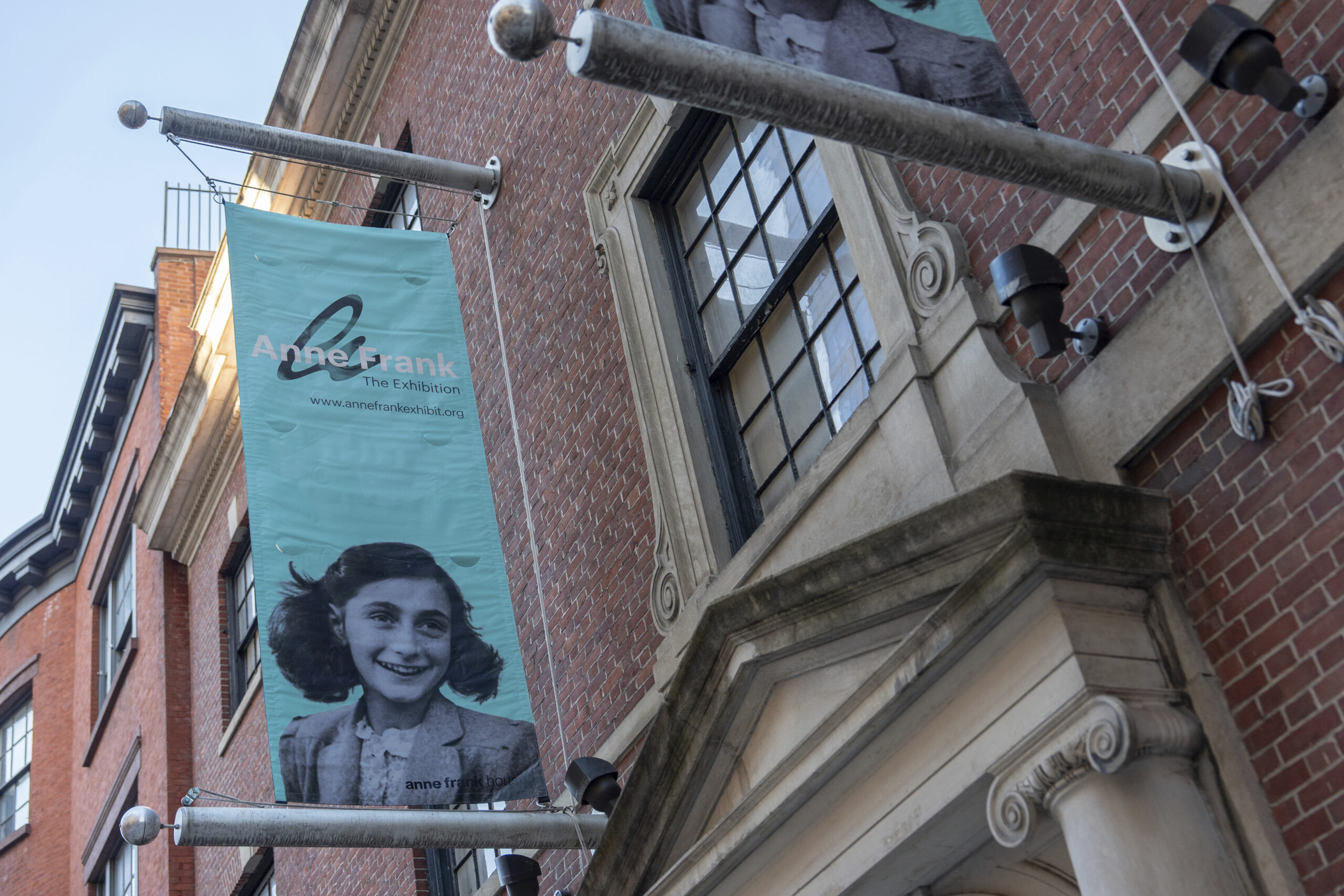 I januar i år åpnet en egen Anne Frank-utstilling ved Center for Jewish History i New York. Nå er dagboken hennes, som hun skrev under annen verdenskrig, forbudt ved skolene i Florida. (Foto: Julia Demaree Nikhinson/AP/NTB.)